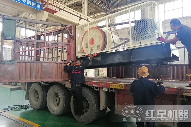 對(duì)輥制砂機(jī)裝車、準(zhǔn)備發(fā)貨