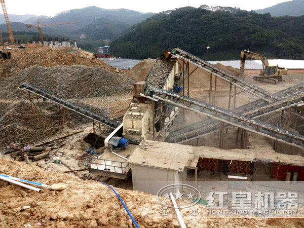 作業(yè)中的移動(dòng)破碎站 作業(yè)中的移動(dòng)破碎站