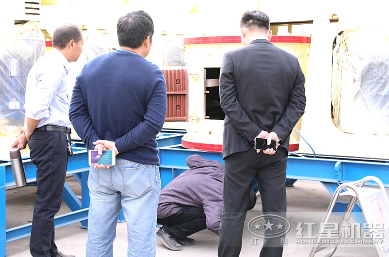 用戶來(lái)廠認(rèn)真考察復(fù)合式圓錐破碎機(jī) 用戶來(lái)廠認(rèn)真考察復(fù)合式圓錐破碎機(jī)