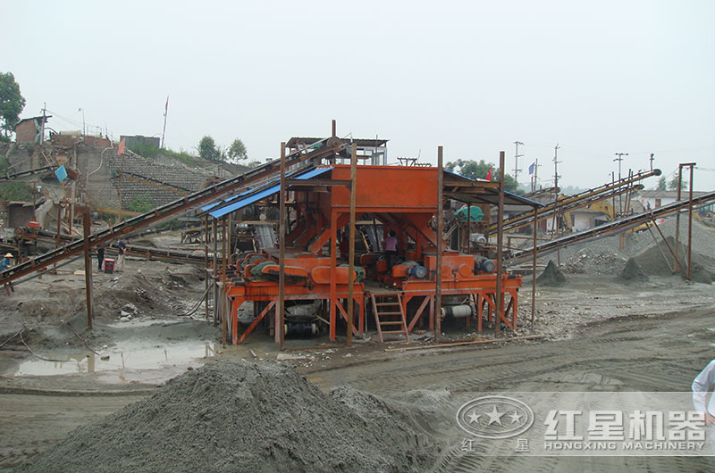 輥式破碎機(jī)作業(yè)現(xiàn)場 輥式破碎機(jī)作業(yè)現(xiàn)場