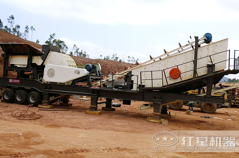一次成型移動(dòng)錘式砂石機(jī)生產(chǎn)現(xiàn)場 一次成型移動(dòng)錘式砂石機(jī)生產(chǎn)現(xiàn)場